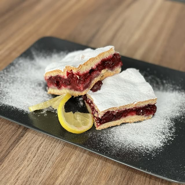 Lenja pita sa višnjama